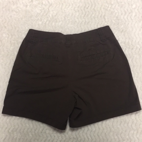 St. John’s Bay brown khaki shorts - size 6 - Picture 6 of 7